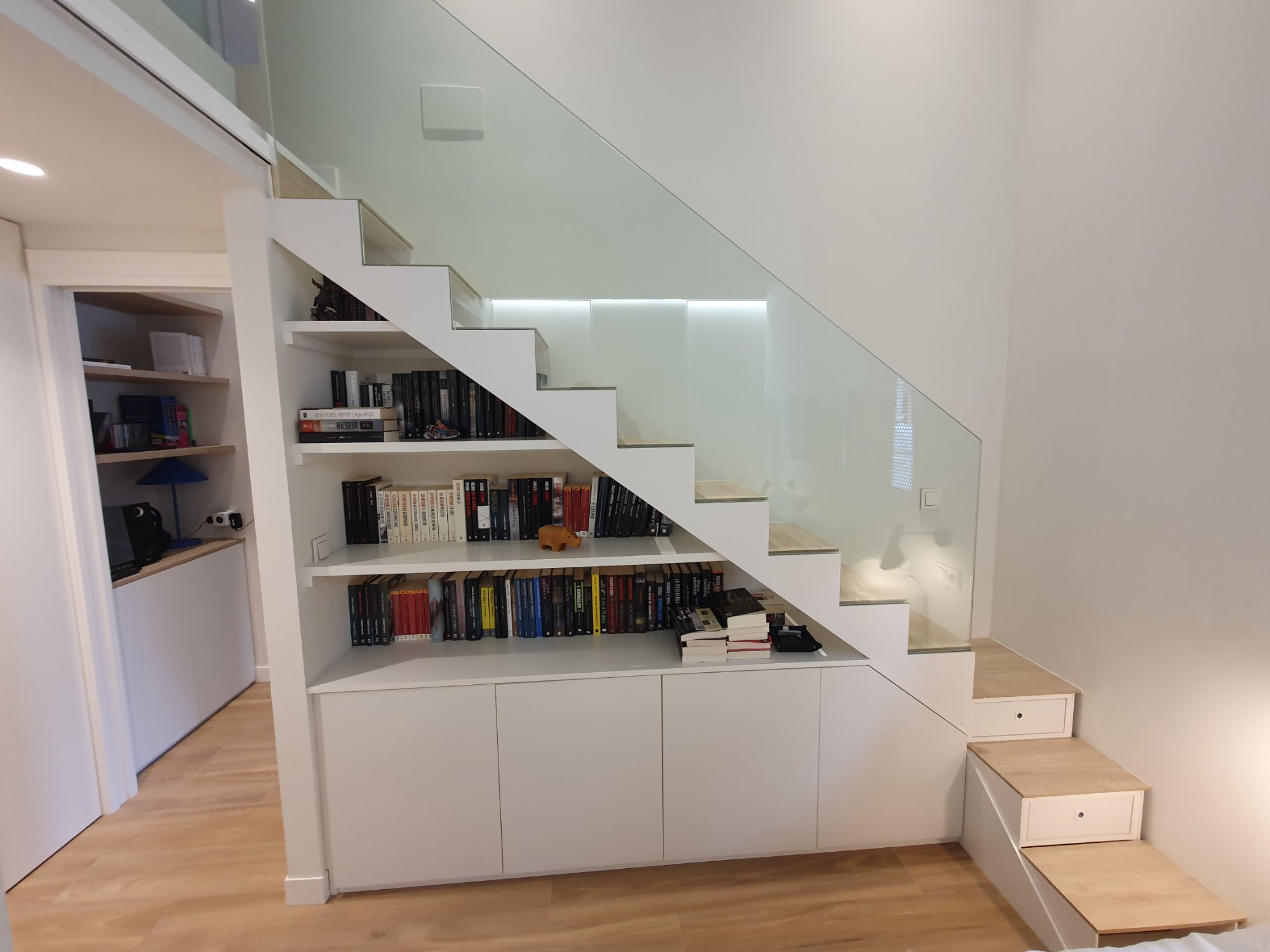 Después · Escalera-Librería